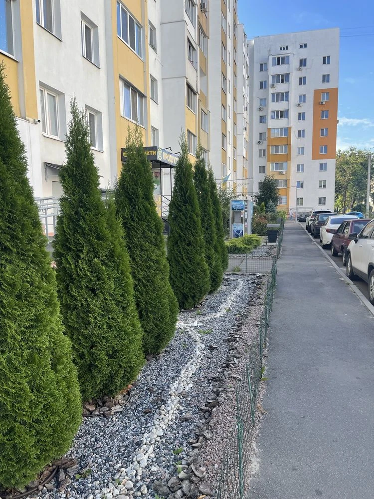 Продам 2 кімнатну квартиру поруч з метро та парком
