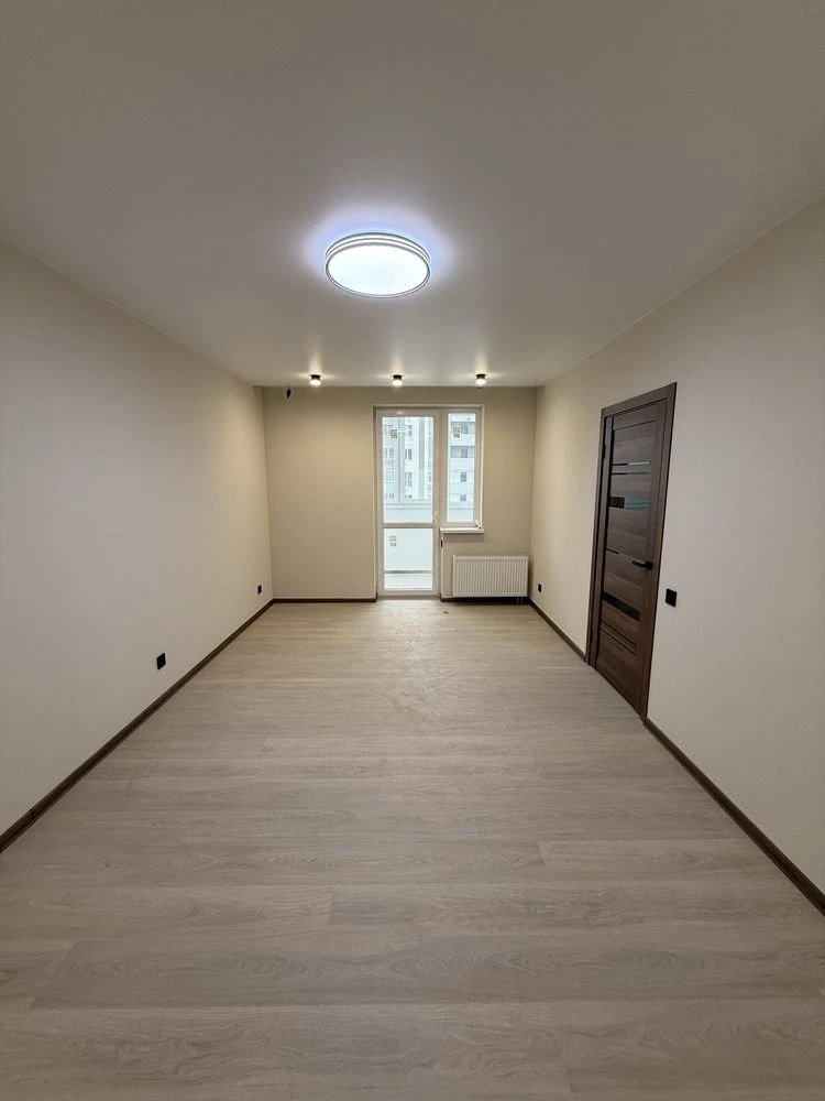 Продам 2 кімнатну квартиру поруч з метро та парком