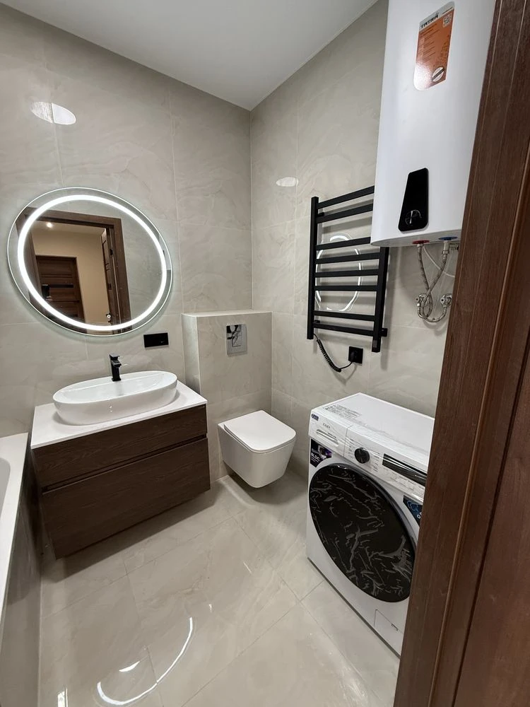 Продам 2 кімнатну квартиру поруч з метро та парком