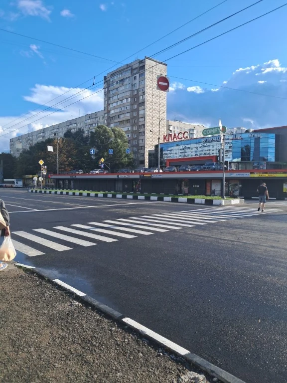 Selling a 3-bedroom apartment in building 16 on Alekseyevka.