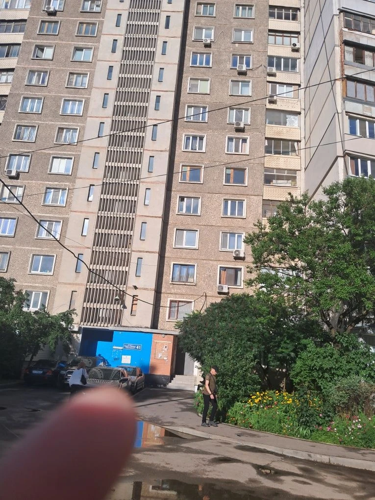 Selling a 3-bedroom apartment in building 16 on Alekseyevka.