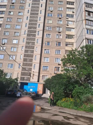 Selling a 3-bedroom apartment in building 16 on Alekseyevka.