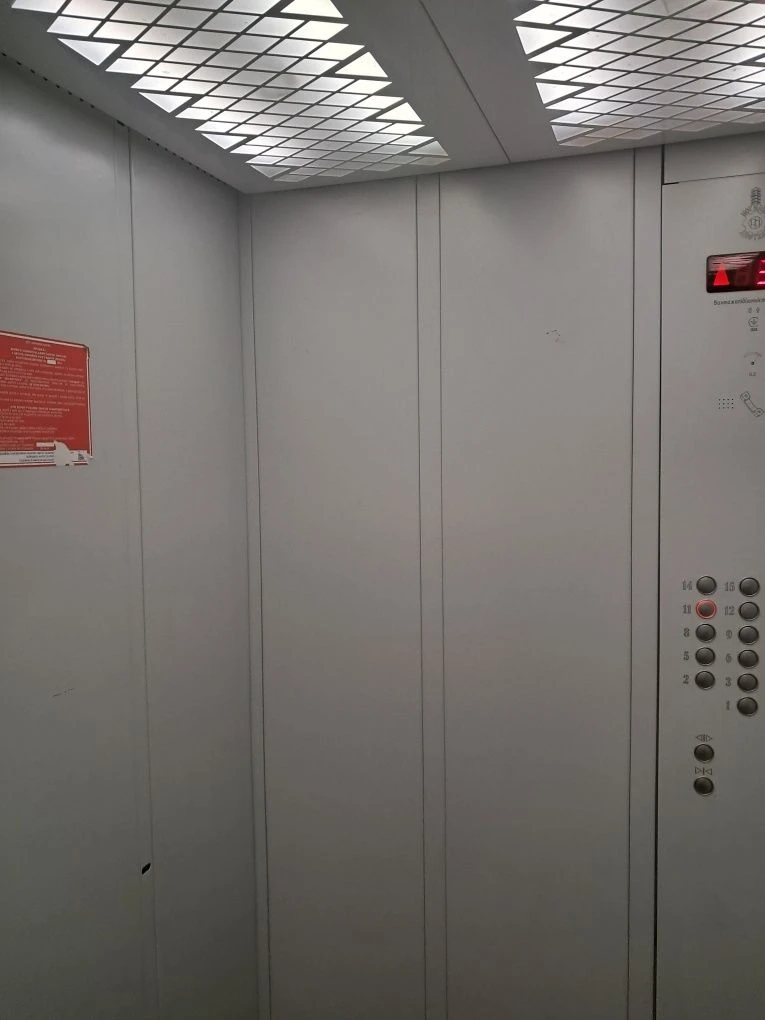 Selling a 3-bedroom apartment in building 16 on Alekseyevka.