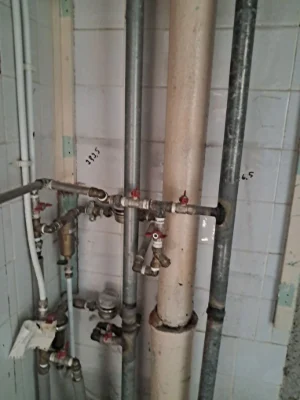 Selling a 3-bedroom apartment in building 16 on Alekseyevka.