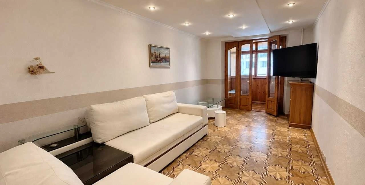 Продам 3 кімнатна квартира біля метро Перемога