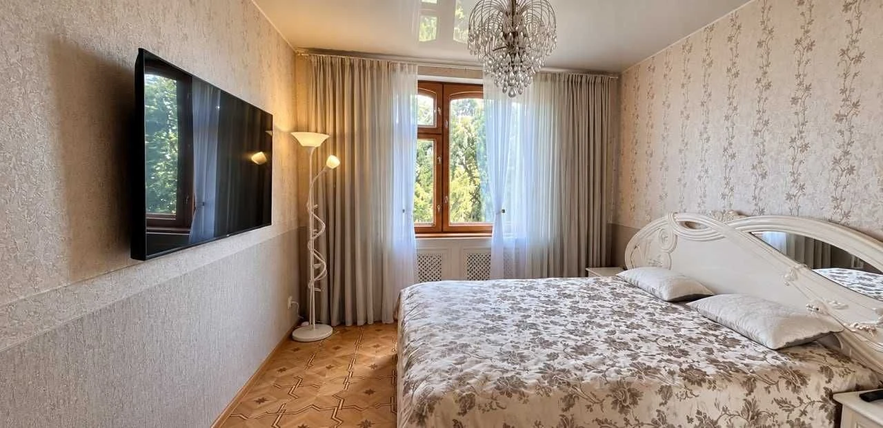 Продам 3 кімнатна квартира біля метро Перемога