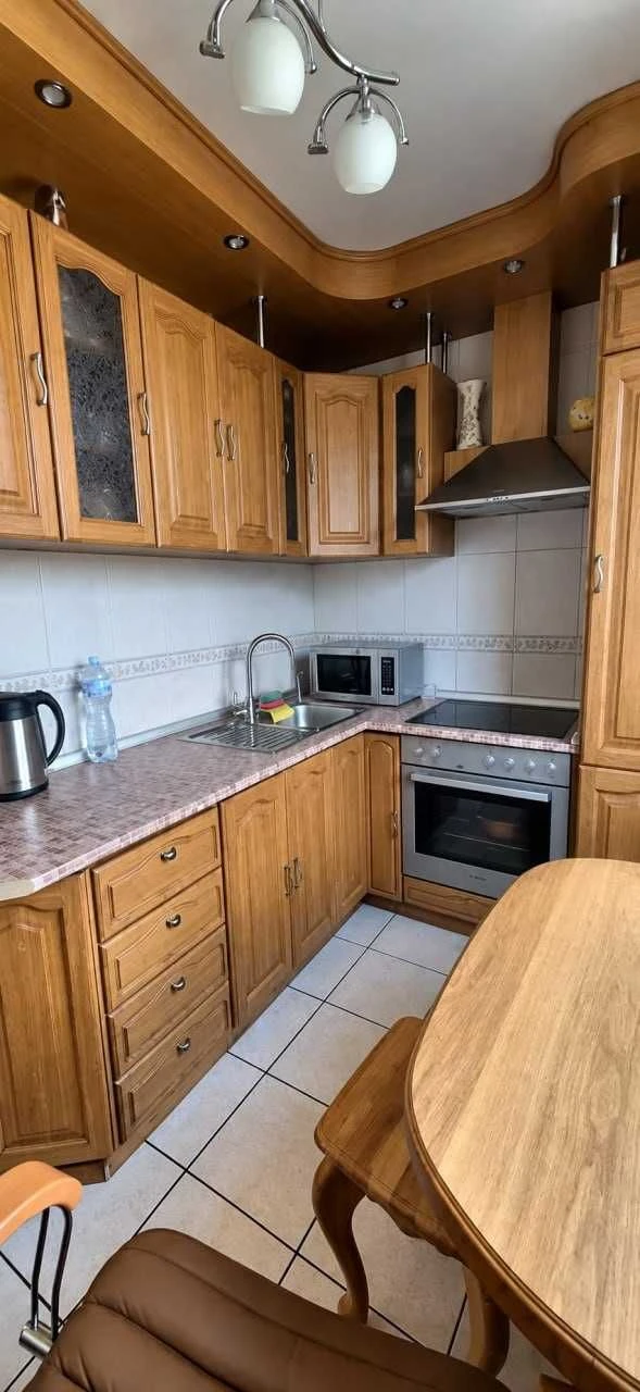 Продам 3 кімнатна квартира біля метро Перемога