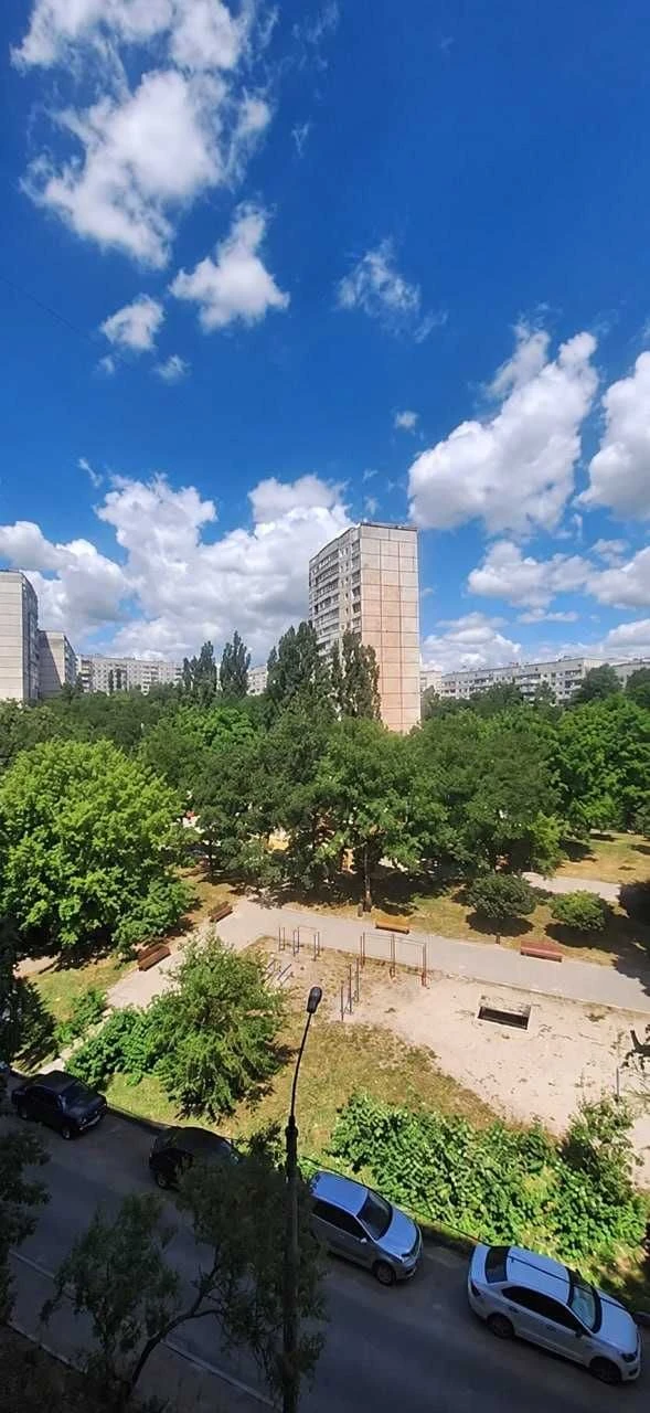 Продам 3 кімнатна квартира біля метро Перемога