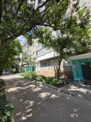 Продам  2-кімнатну квартиру! Вул. Металургів, 2й поверх, не