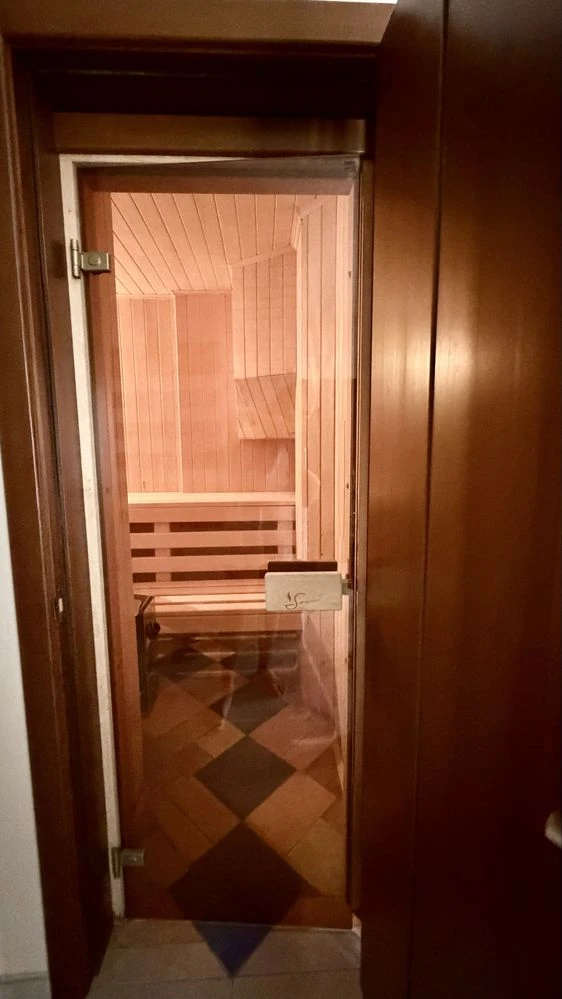 Статусна квартира в центрі біля парку з сауною
