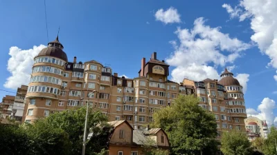 Статусна квартира в центрі біля парку з сауною