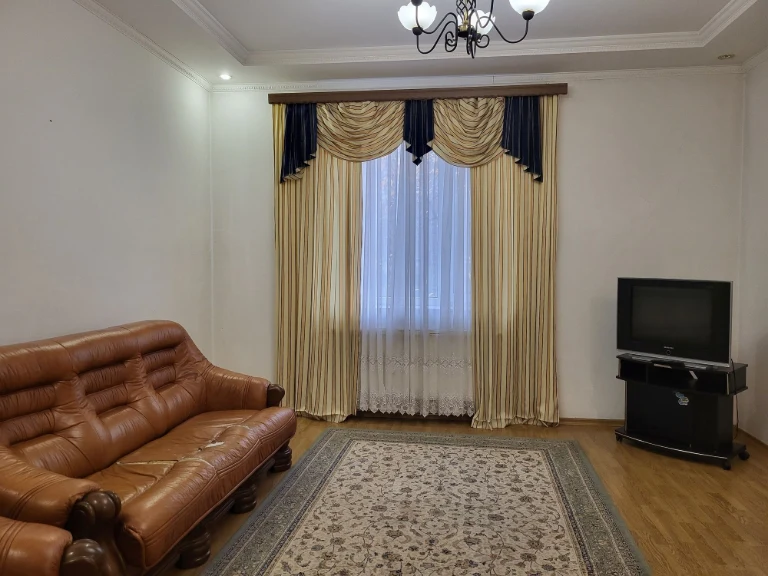 Продам квартиру 87 кв.м. з  А/О  та  двома гаражами в центрі