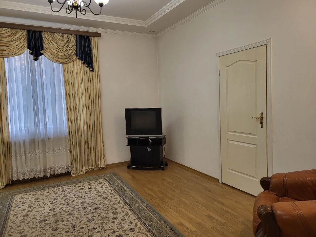 Продам квартиру 87 кв.м. з  А/О  та  двома гаражами в центрі