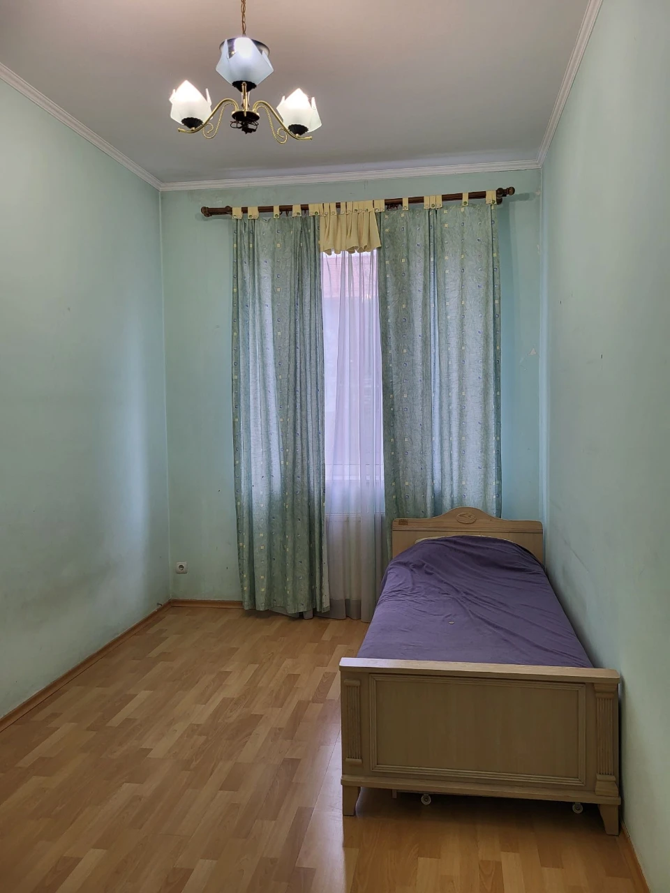 Продам квартиру 87 кв.м. з  А/О  та  двома гаражами в центрі