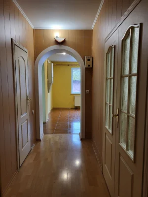 Продам квартиру 87 кв.м. з  А/О  та  двома гаражами в центрі