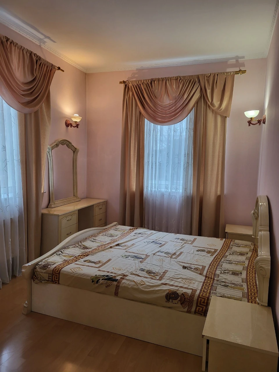 Продам квартиру 87 кв.м. з  А/О  та  двома гаражами в центрі