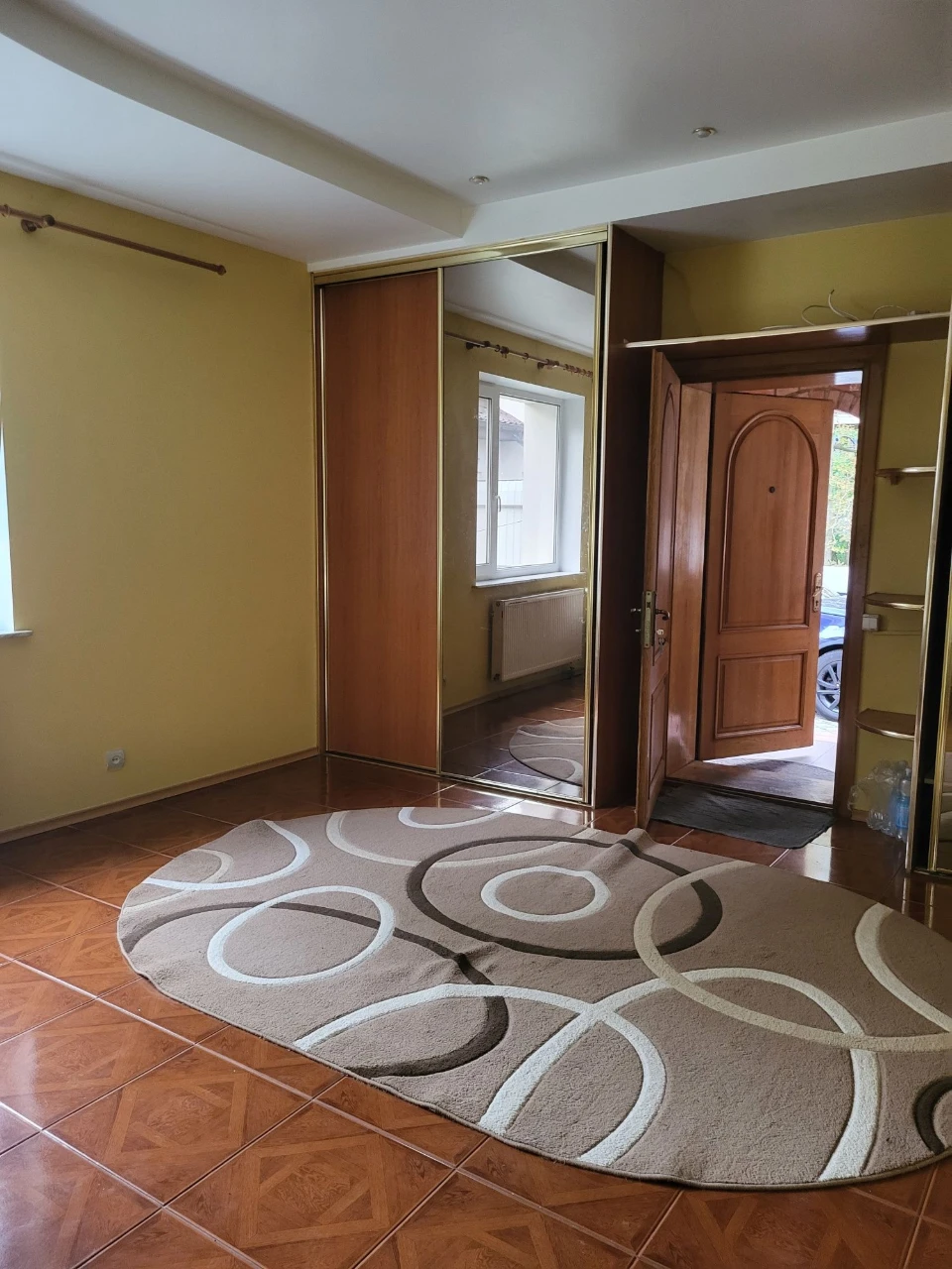 Продам квартиру 87 кв.м. з  А/О  та  двома гаражами в центрі
