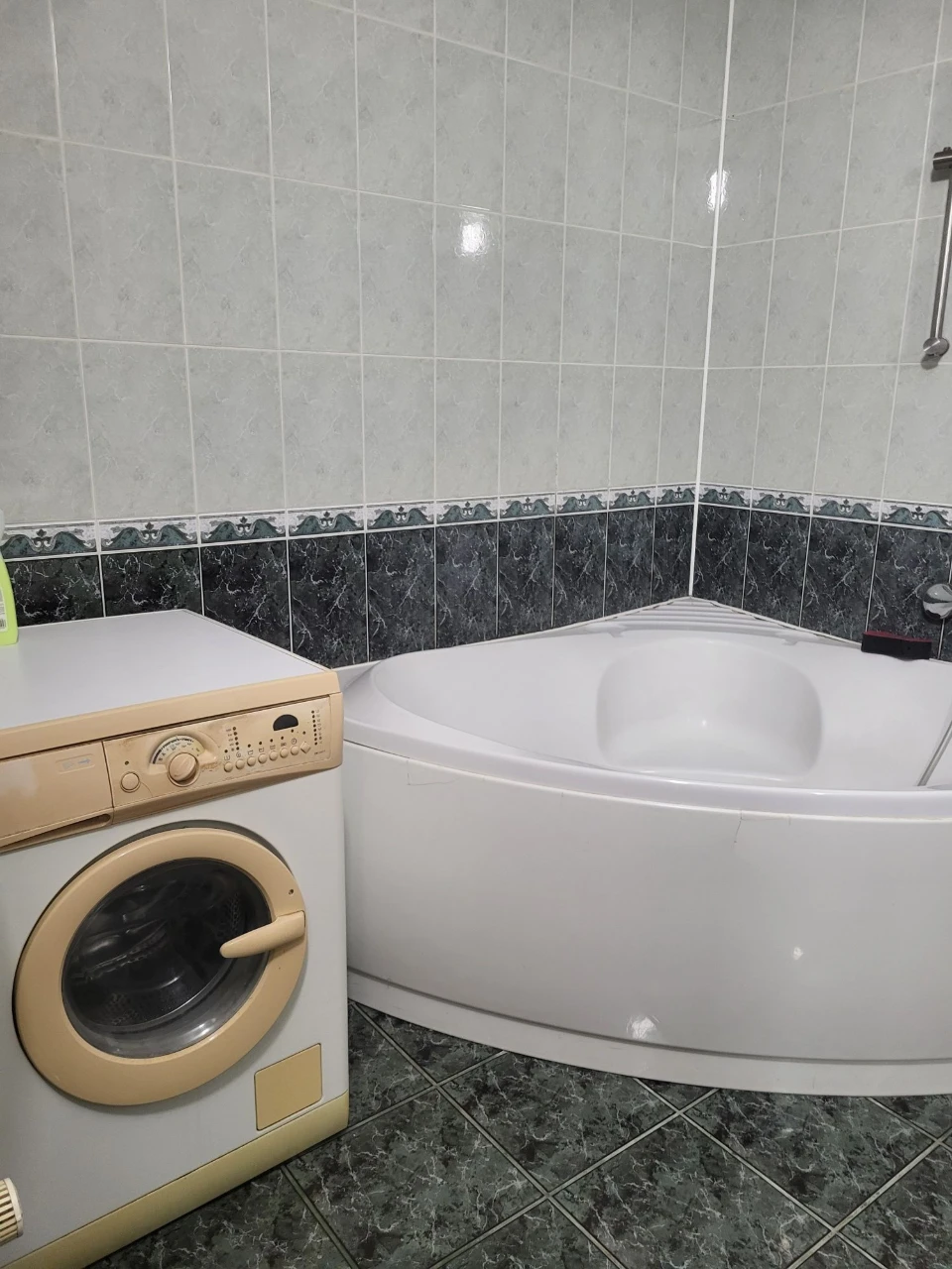 Продам квартиру 87 кв.м. з  А/О  та  двома гаражами в центрі