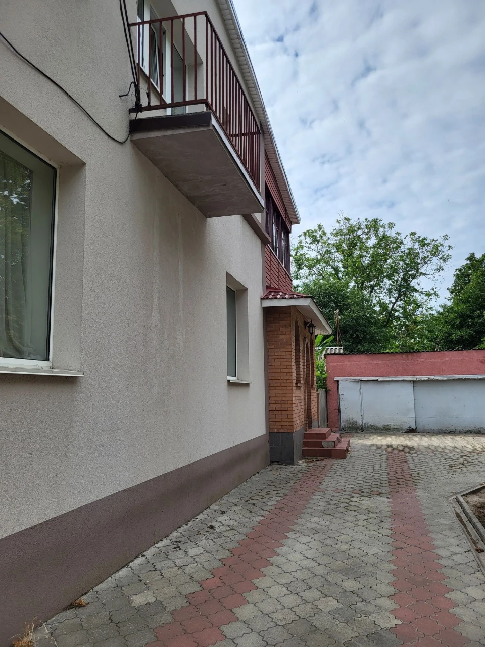 Продам квартиру 87 кв.м. з  А/О  та  двома гаражами в центрі
