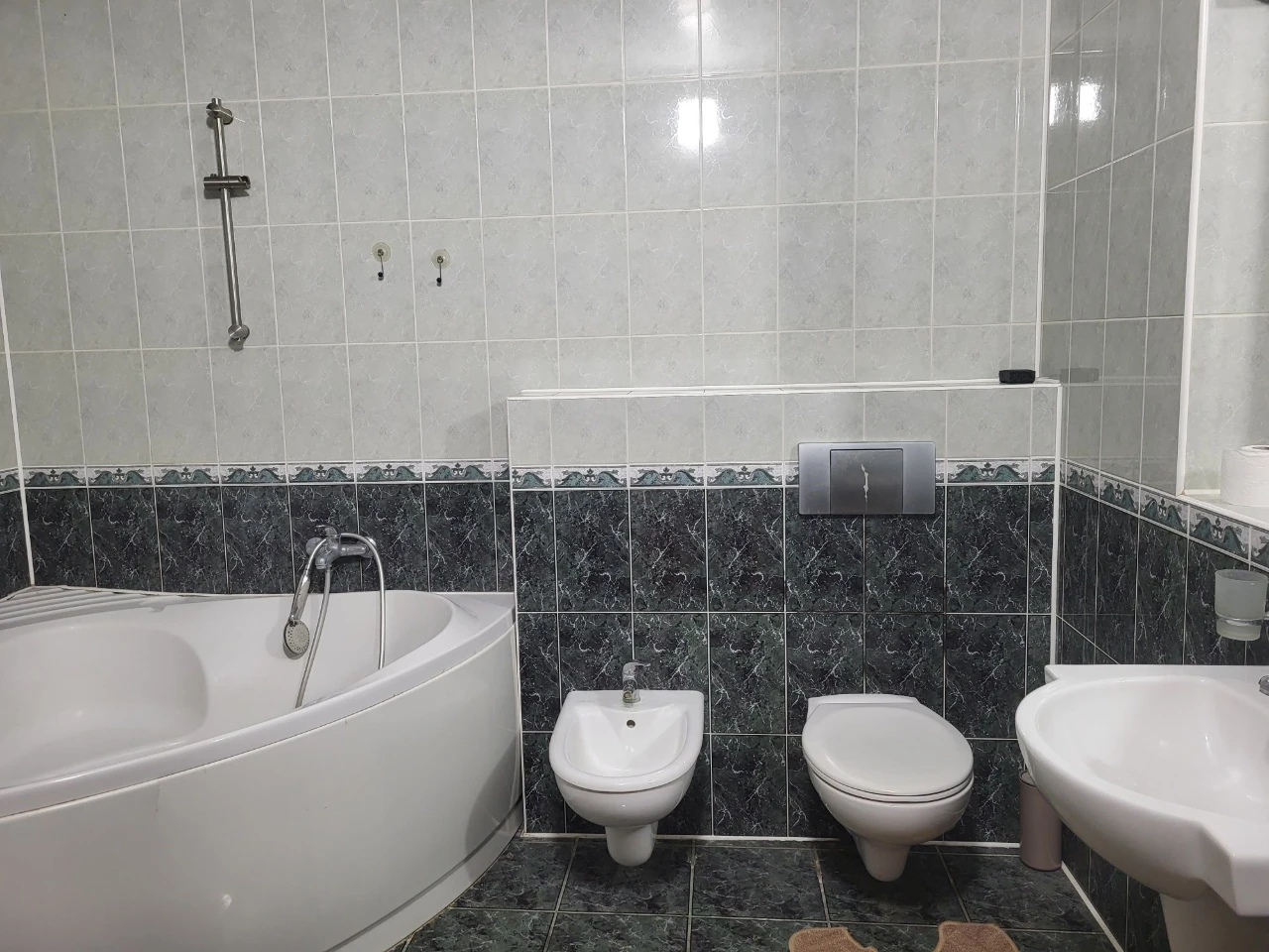 Продам квартиру 87 кв.м. з  А/О  та  двома гаражами в центрі