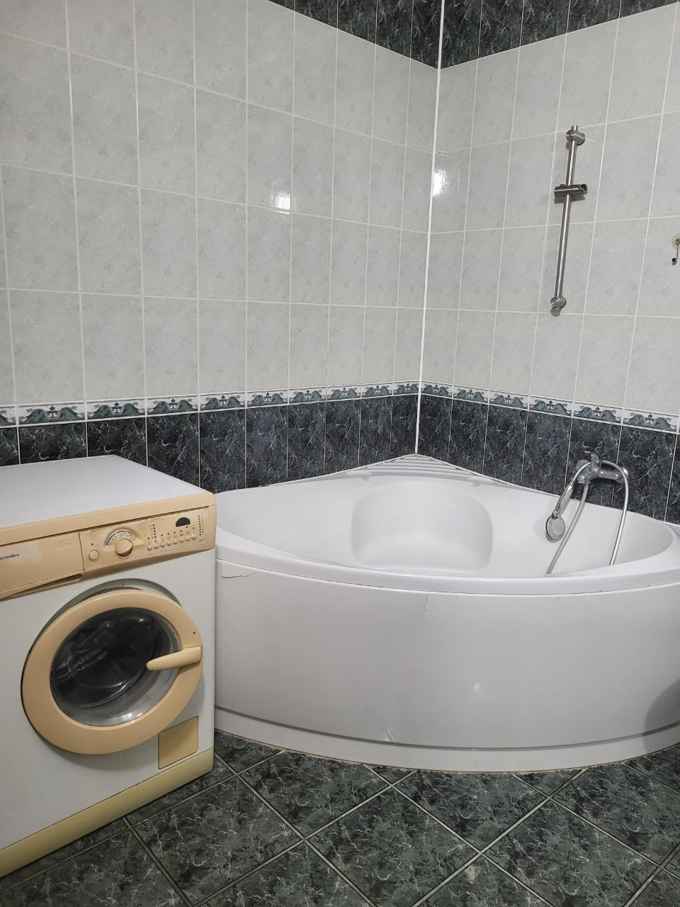 Продам квартиру 87 кв.м. з  А/О  та  двома гаражами в центрі