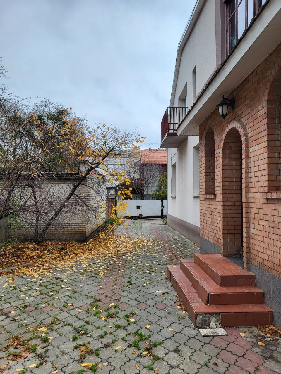 Продам квартиру 87 кв.м. з  А/О  та  двома гаражами в центрі