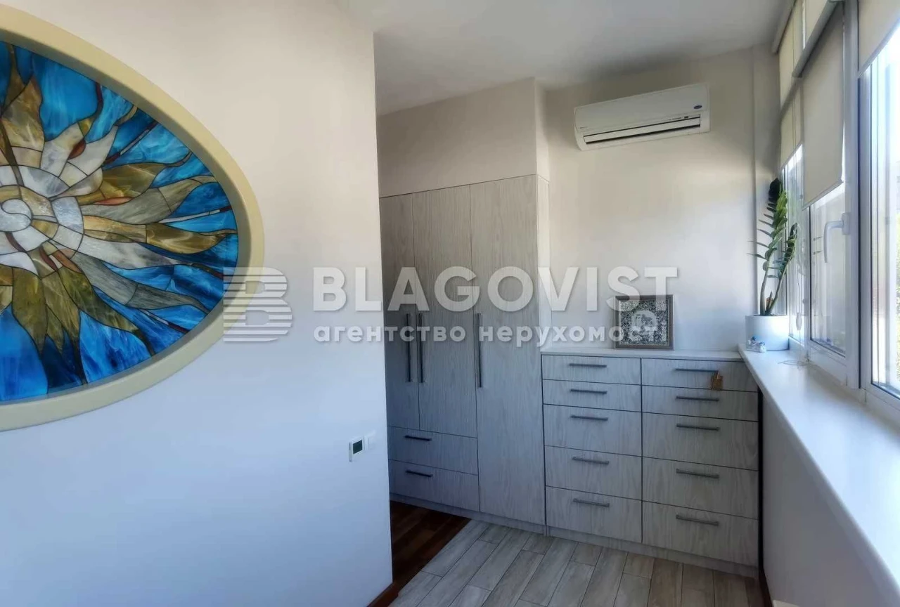 Продаж 2-к  кввартира метро Контрактова площа  Поділ, вул Со