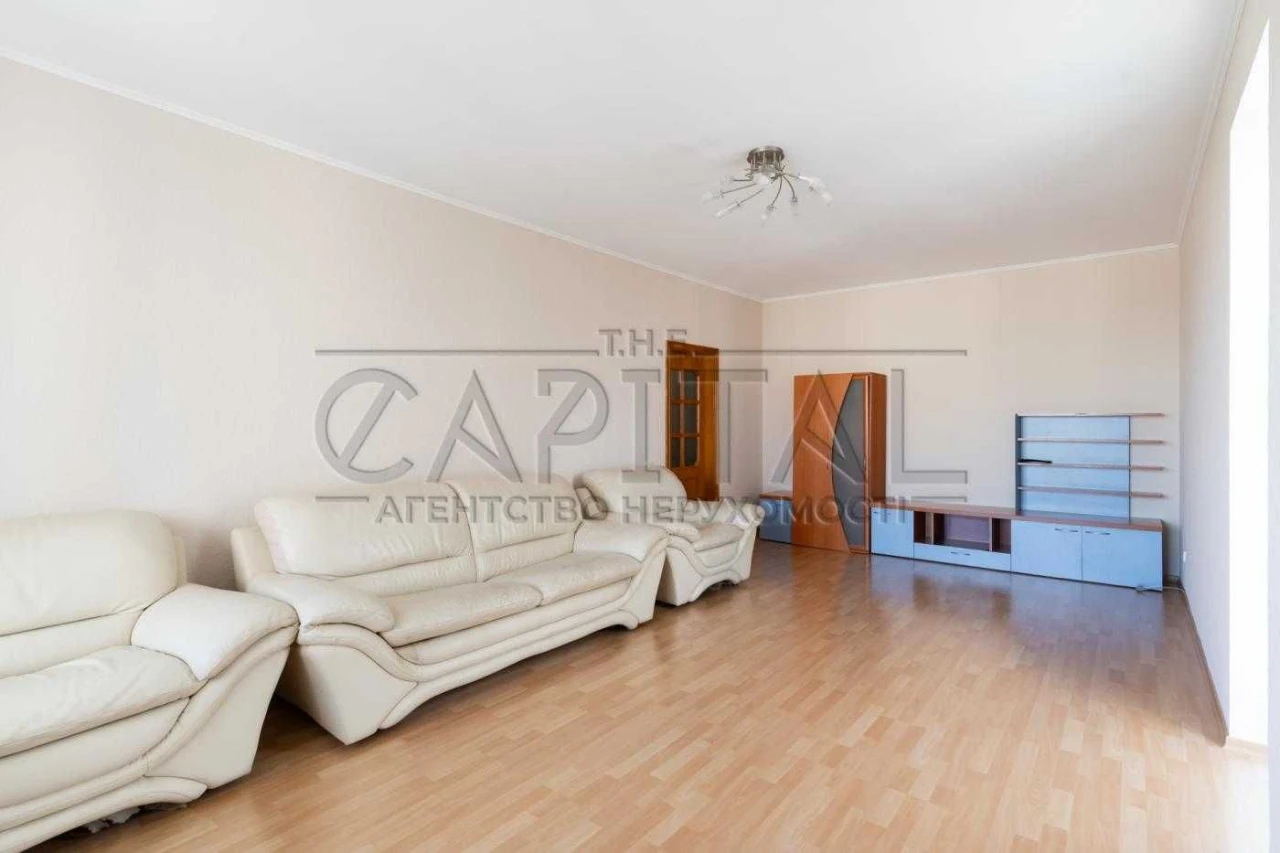 Продаж просторої 4-кімнатної квартири в якісному будинку мет