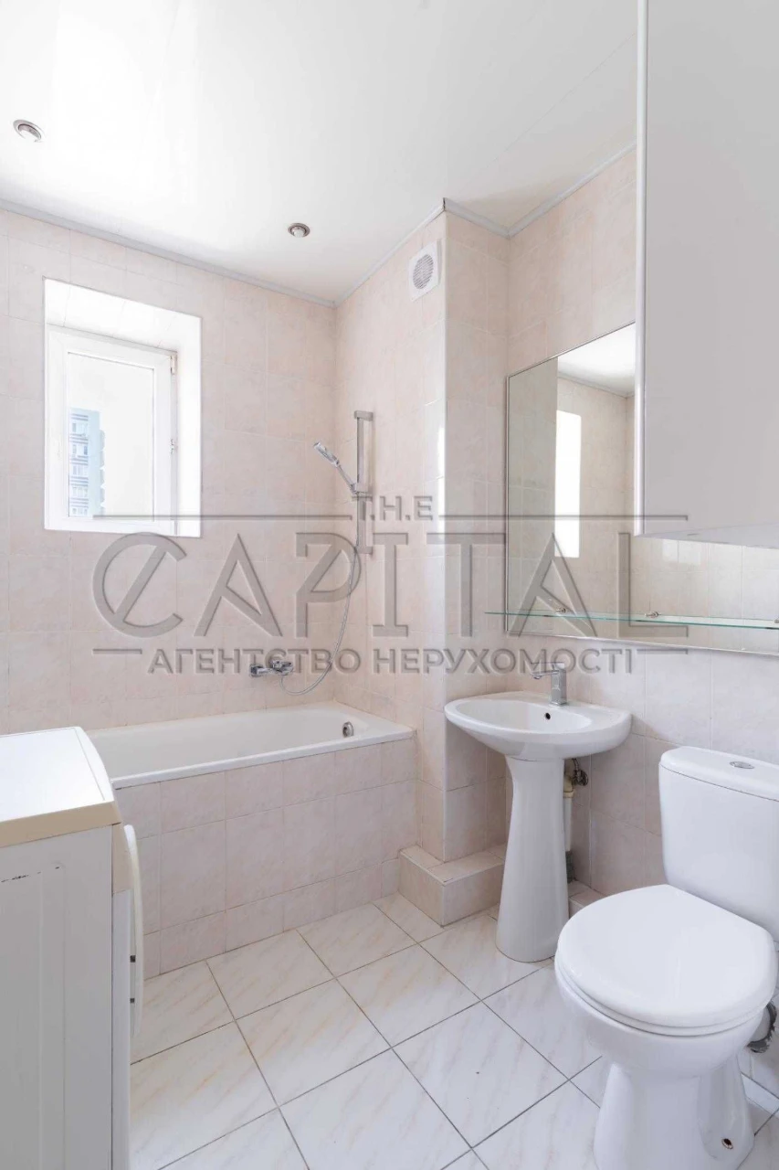 Продаж просторої 4-кімнатної квартири в якісному будинку мет