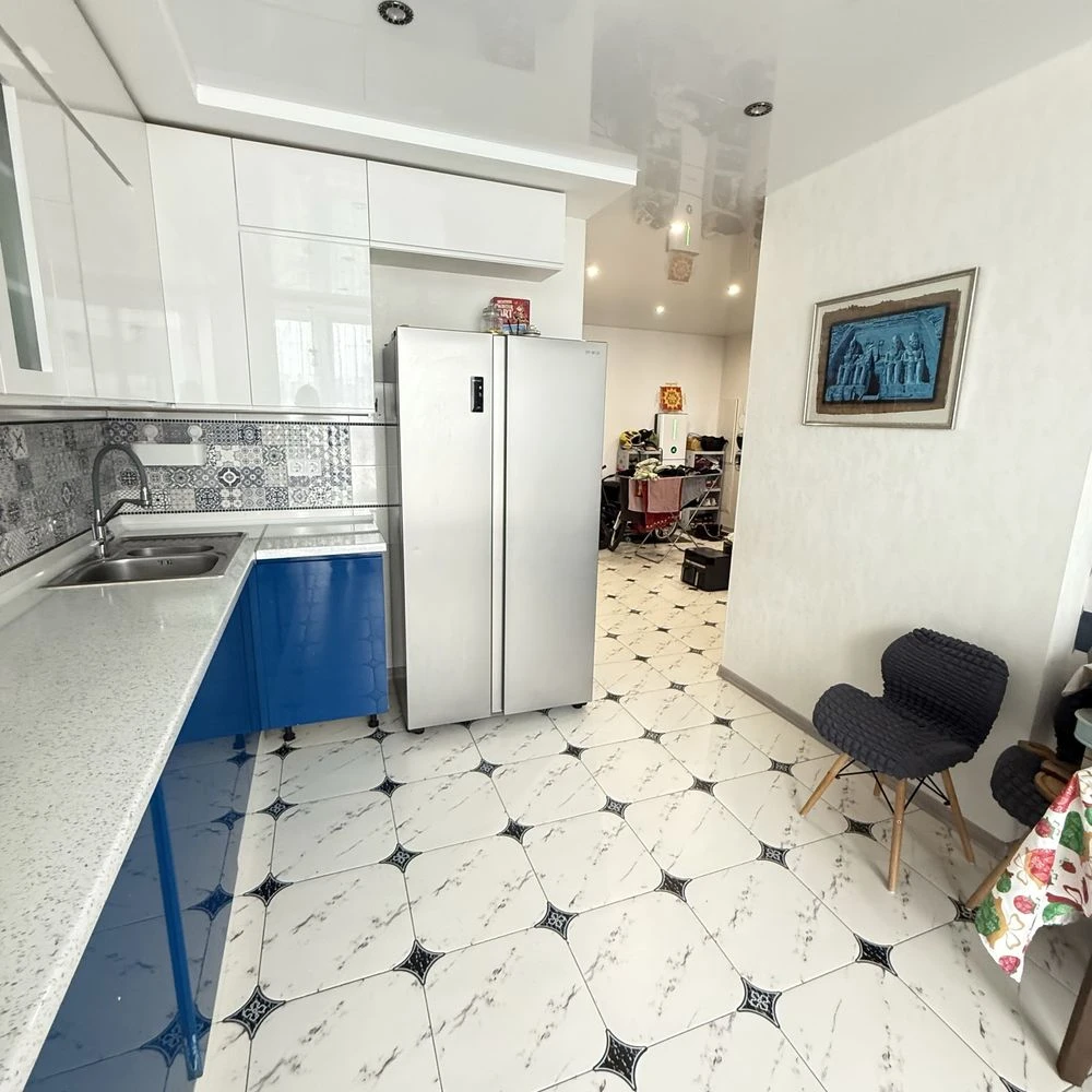 Продам 2-к квартиру 74 кв м Позняки Драгоманова 2