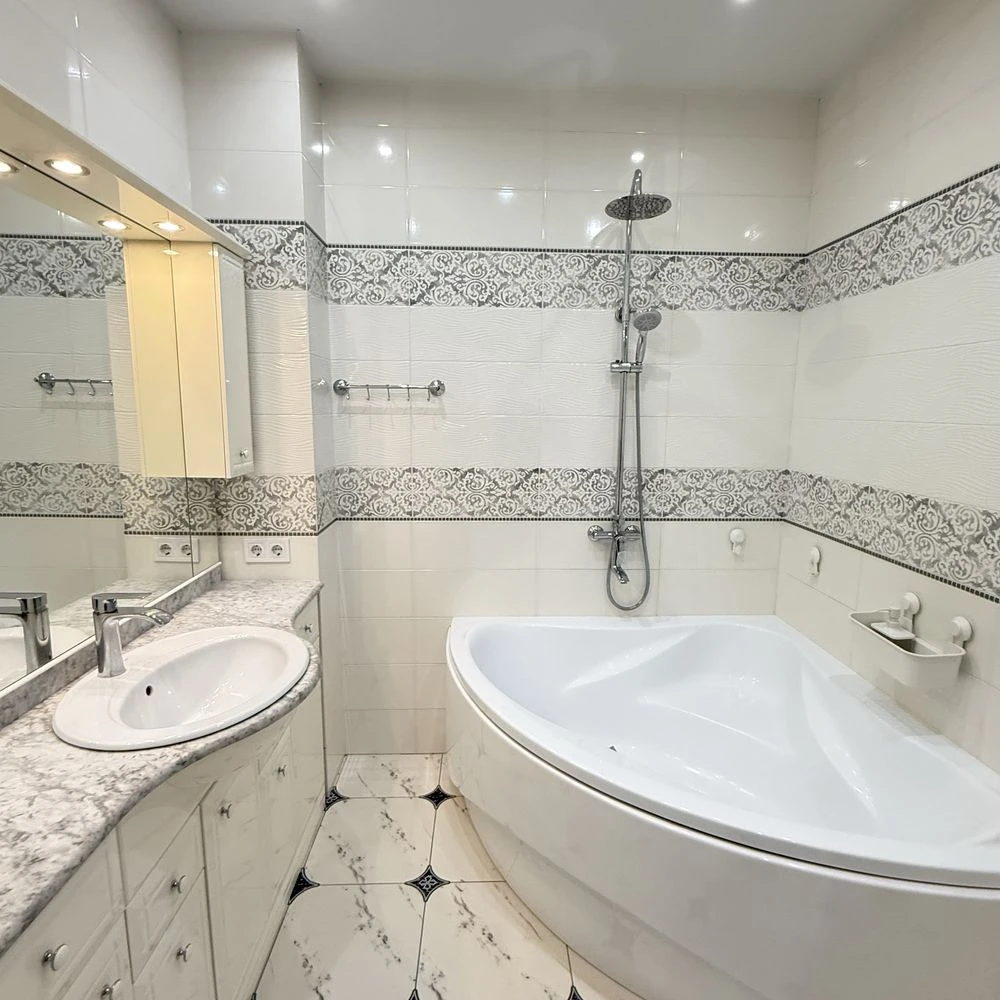 Продам 2-к квартиру 74 кв м Позняки Драгоманова 2