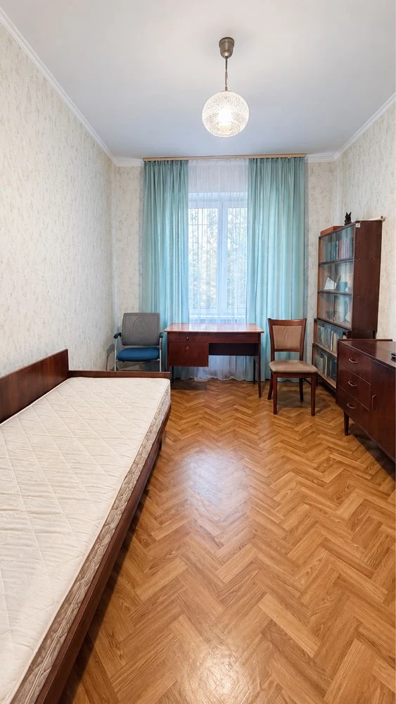 Продається трикімнатна квартира в Оболонському районі