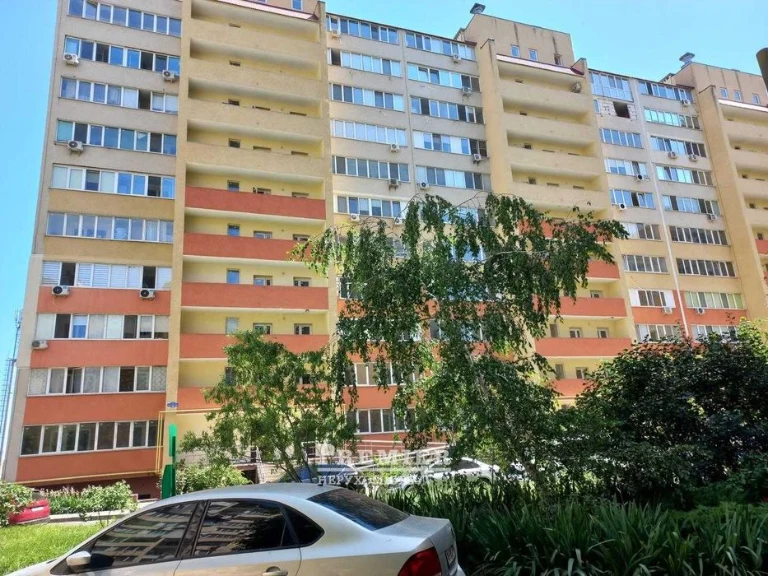 Кирпичные стены, море в окне - вид как с открытки! Квартира