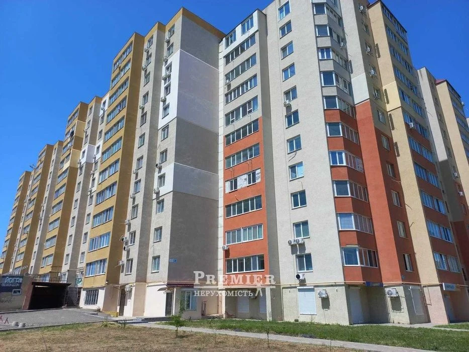 Кирпичные стены, море в окне - вид как с открытки! Квартира