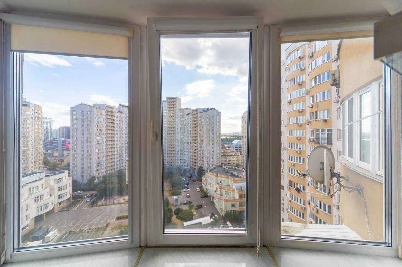Dniprovska embankment 19-A. 1-room apartment for sale
