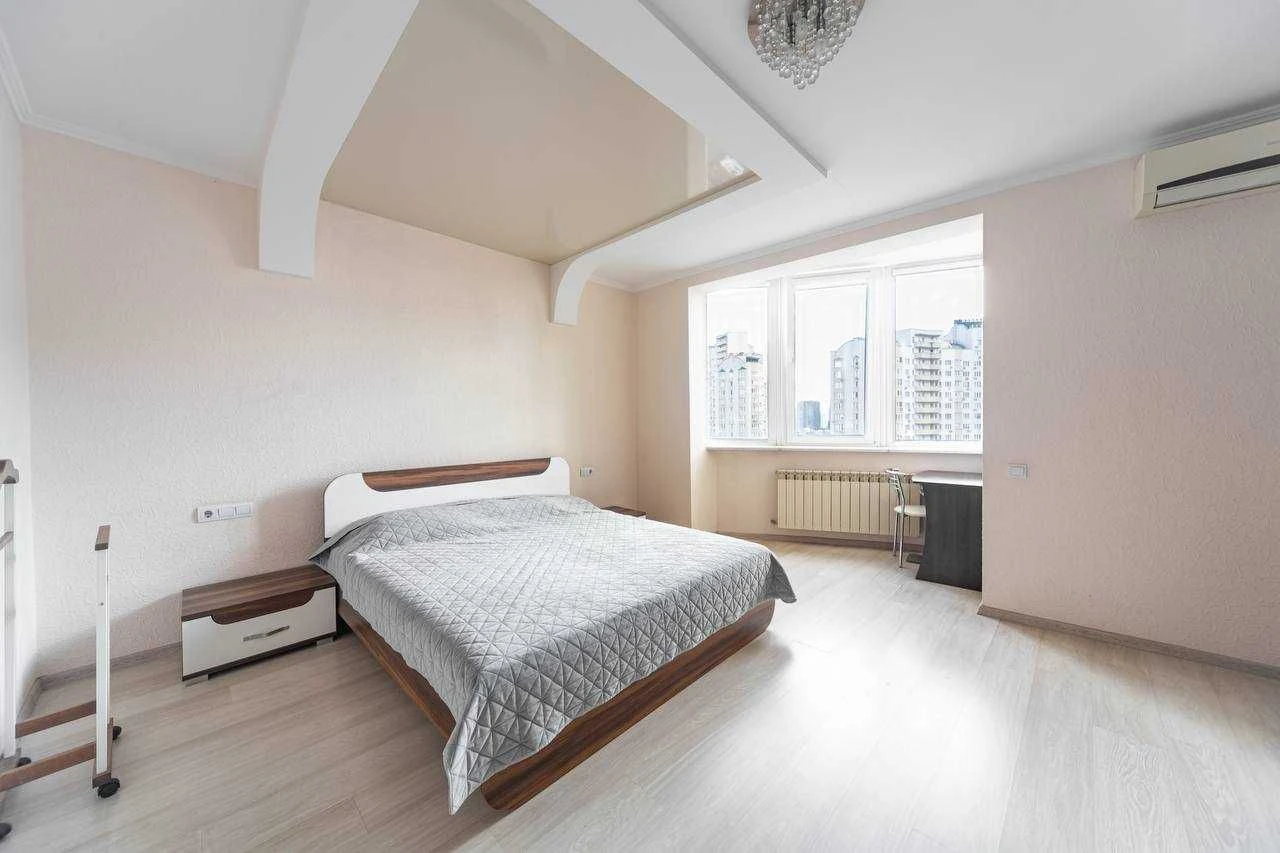 Dniprovska embankment 19-A. 1-room apartment for sale