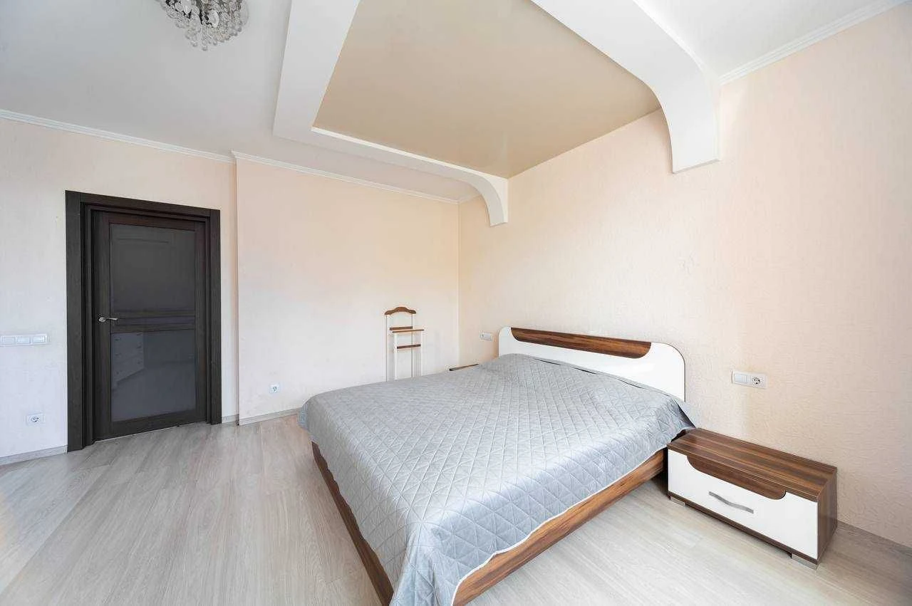 Dniprovska embankment 19-A. 1-room apartment for sale