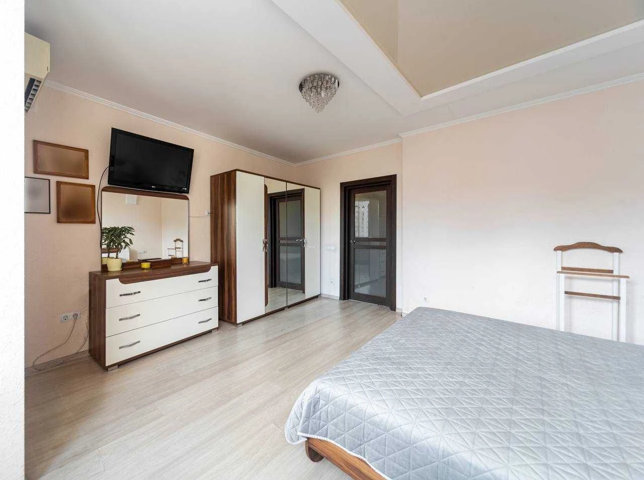 Dniprovska embankment 19-A. 1-room apartment for sale