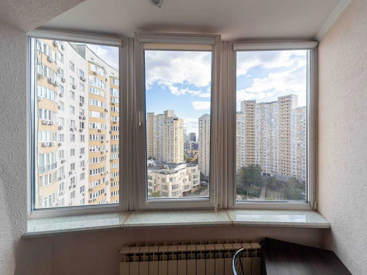 Dniprovska embankment 19-A. 1-room apartment for sale