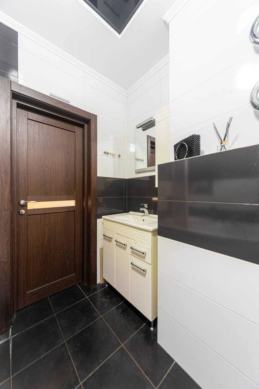 Dniprovska embankment 19-A. 1-room apartment for sale