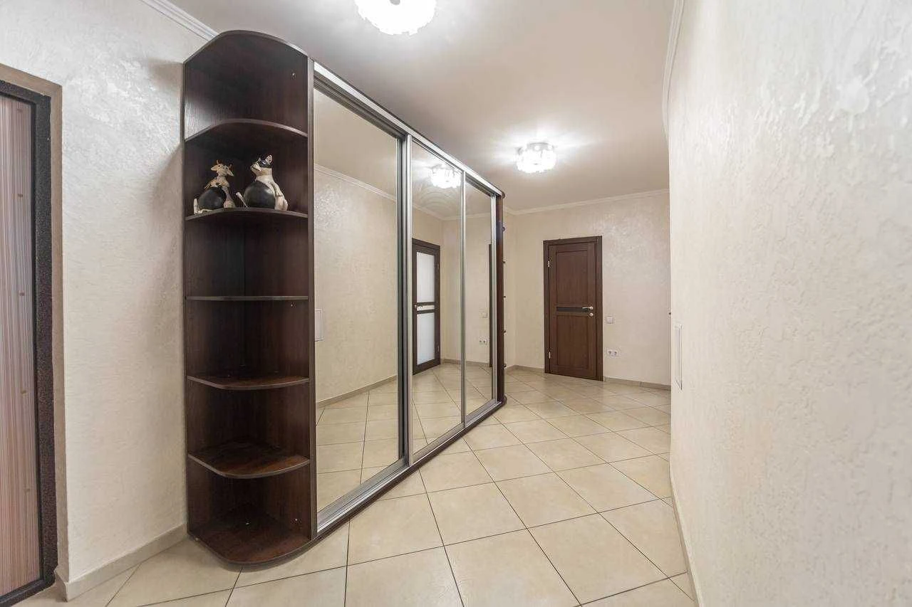 Dniprovska embankment 19-A. 1-room apartment for sale