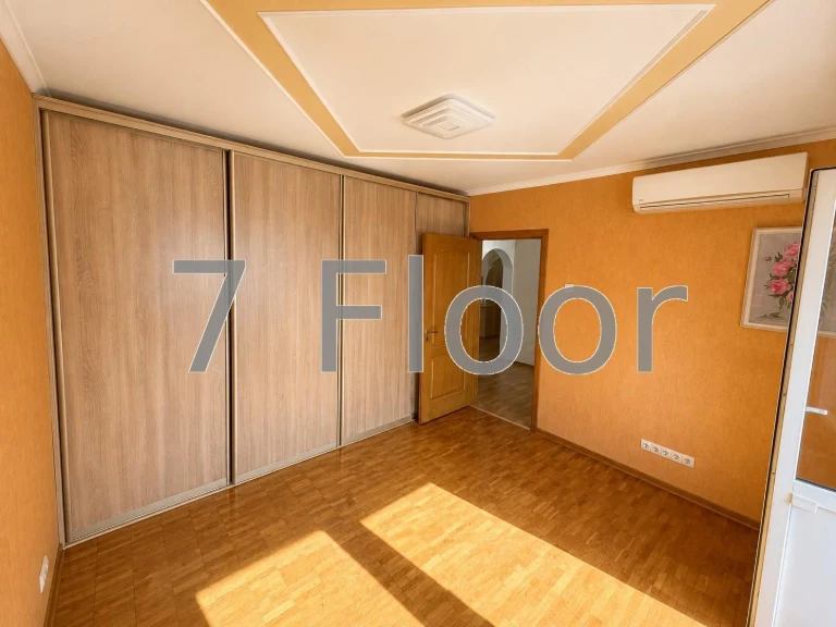 3-room apartment Troeshchyna Zakrevskogo metro station Pochaina shopping center