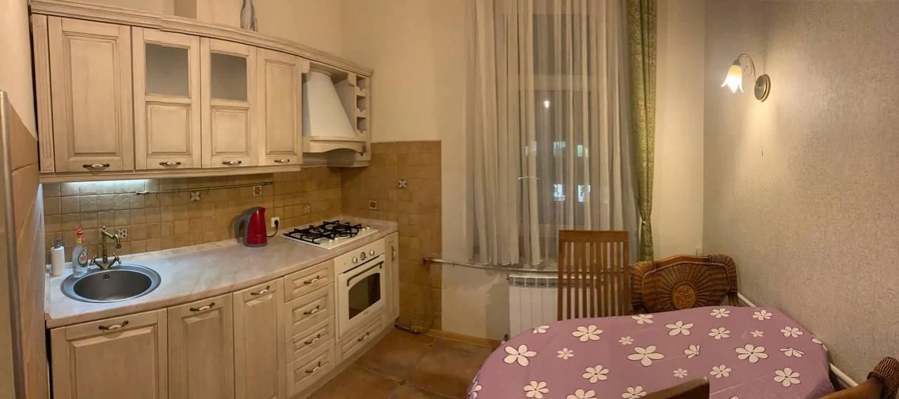 Продам 3к квартиру в центре.  Р-н Каскад Плазы ( с арендатор