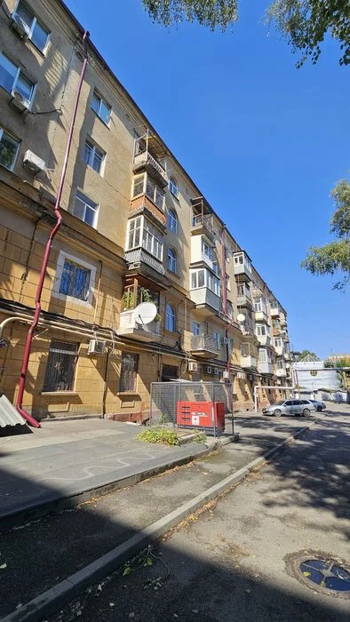 Продам трехкомнатную квартиру, сталинка, центр пр. Дмитрия Я