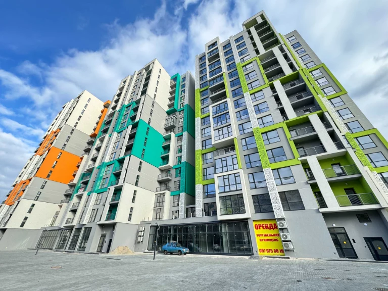 I will sell a 3-room apartment with a terrace in Yuzhny Pobeda Dobrovoltsev residential complex