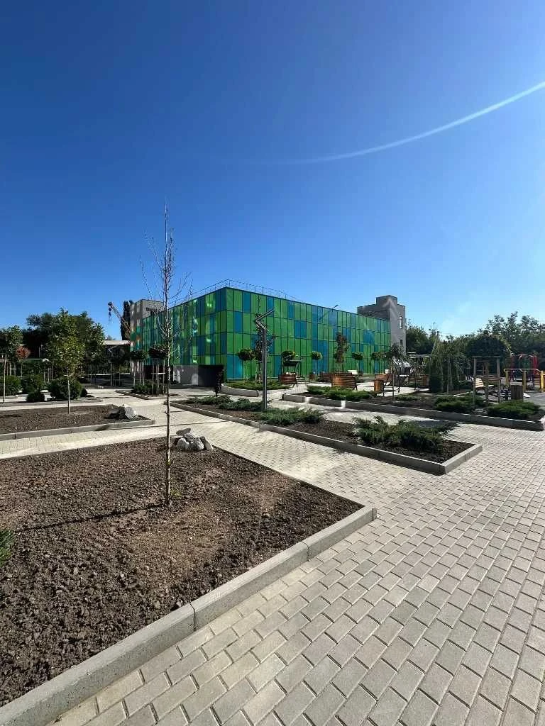 I will sell a 3-room apartment with a terrace in Yuzhny Pobeda Dobrovoltsev residential complex