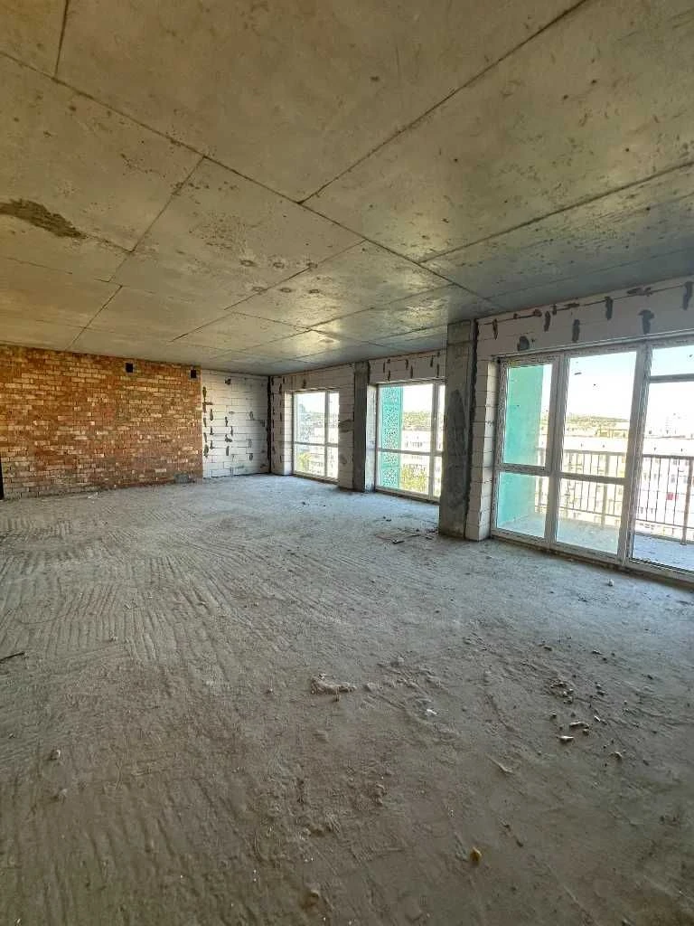 I will sell a 3-room apartment with a terrace in Yuzhny Pobeda Dobrovoltsev residential complex