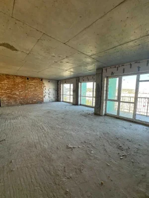 I will sell a 3-room apartment with a terrace in Yuzhny Pobeda Dobrovoltsev residential complex