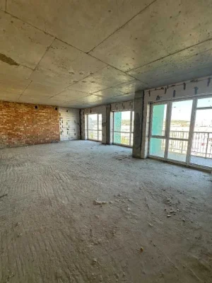 I will sell a 3-room apartment with a terrace in Yuzhny Pobeda Dobrovoltsev residential complex
