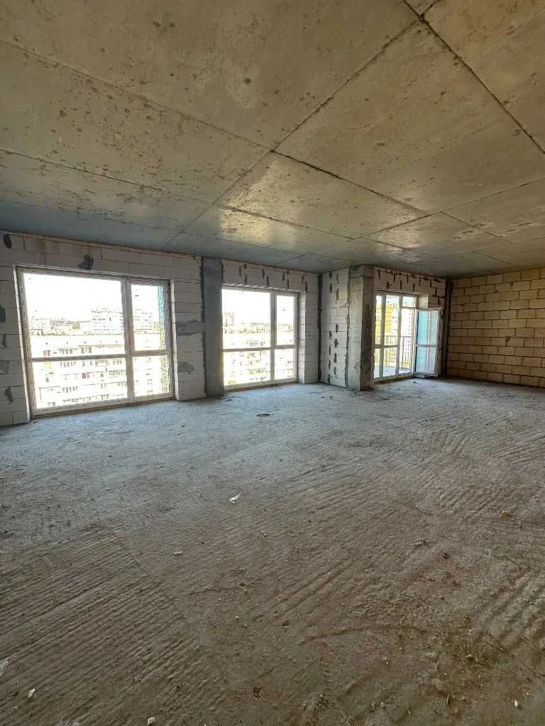 I will sell a 3-room apartment with a terrace in Yuzhny Pobeda Dobrovoltsev residential complex